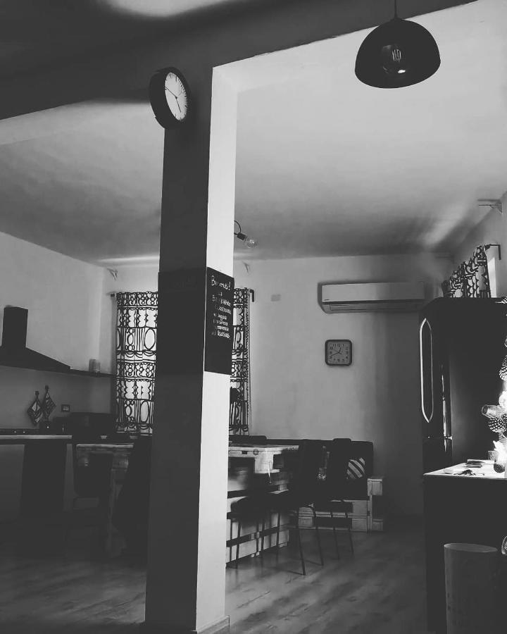 איגלסיאס Black&White Guest House מראה חיצוני תמונה