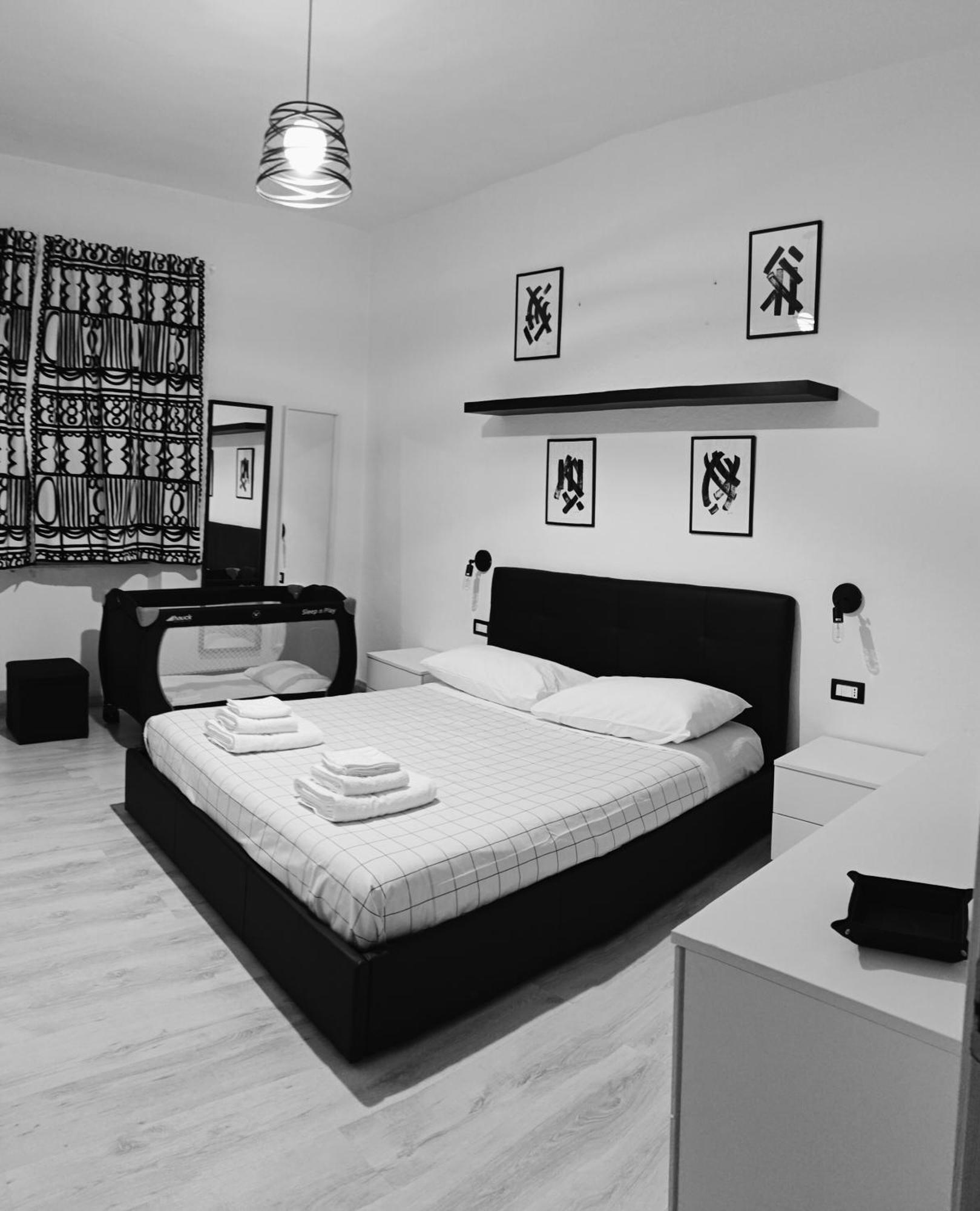 איגלסיאס Black&White Guest House מראה חיצוני תמונה