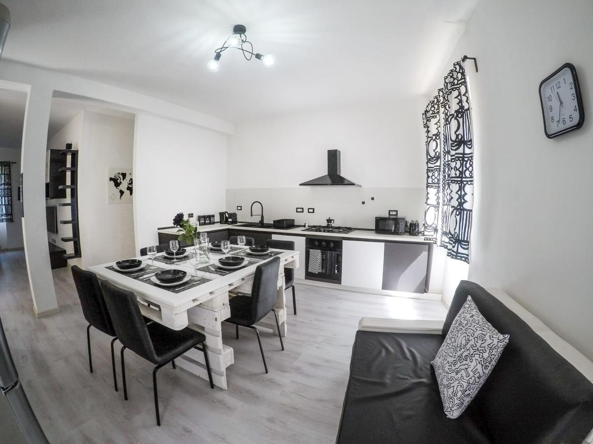 איגלסיאס Black&White Guest House מראה חיצוני תמונה