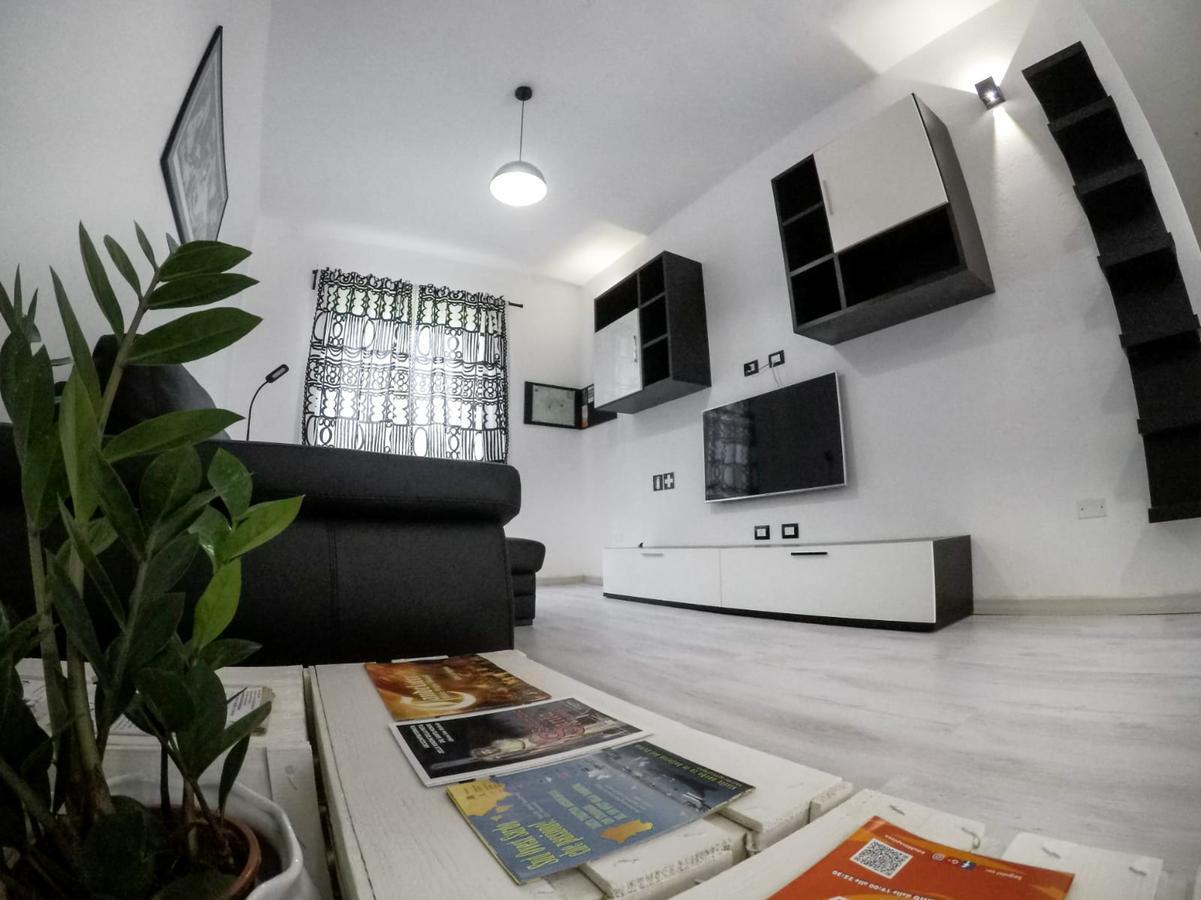 איגלסיאס Black&White Guest House מראה חיצוני תמונה