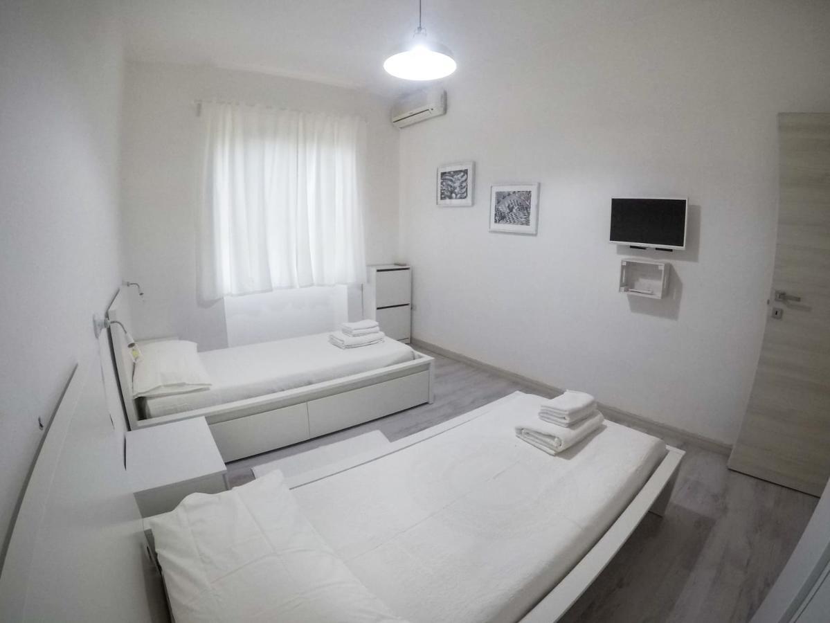 איגלסיאס Black&White Guest House מראה חיצוני תמונה