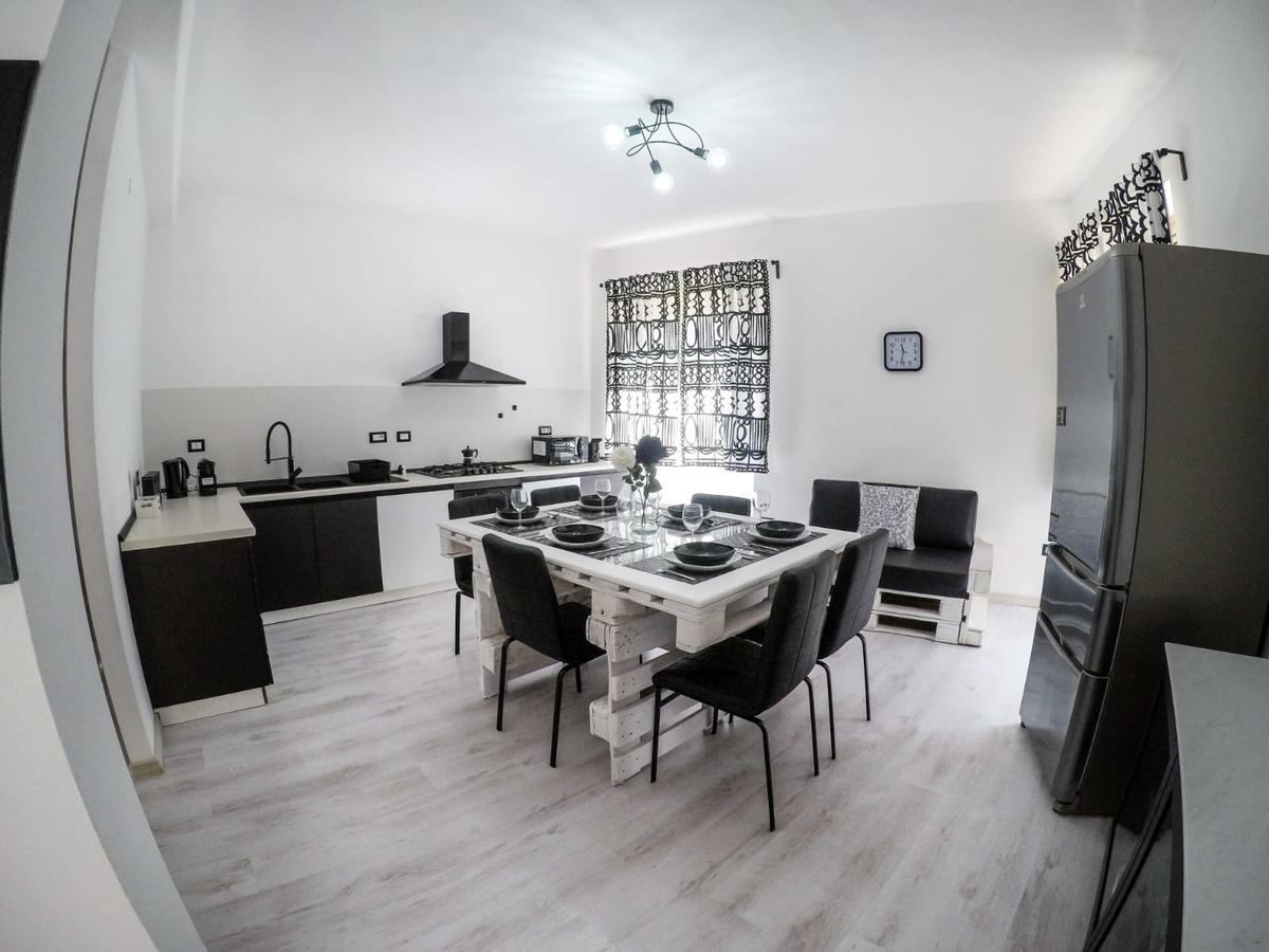 איגלסיאס Black&White Guest House מראה חיצוני תמונה