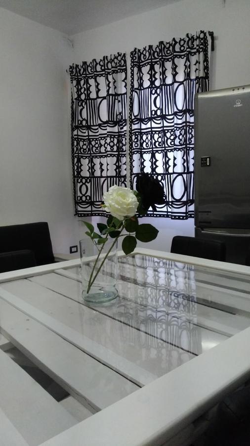 איגלסיאס Black&White Guest House מראה חיצוני תמונה