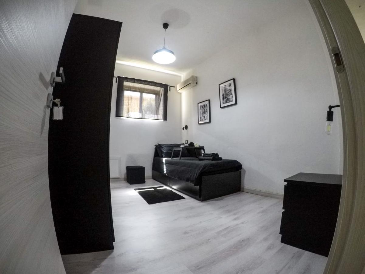 איגלסיאס Black&White Guest House מראה חיצוני תמונה