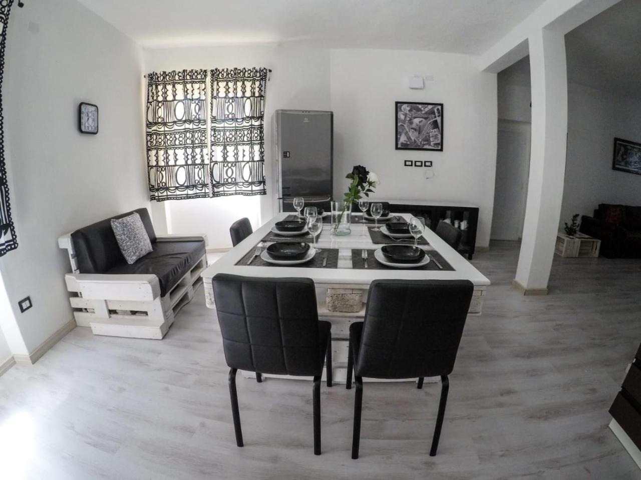 איגלסיאס Black&White Guest House מראה חיצוני תמונה